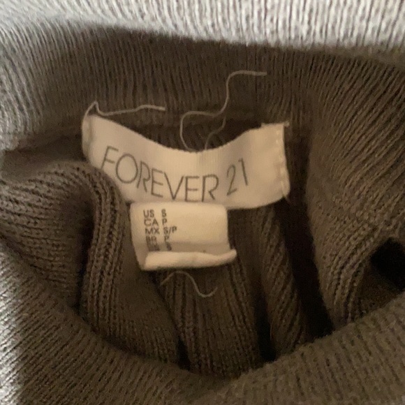 Size small Forever21 green turtleneck crop top - Picture 3 of 3